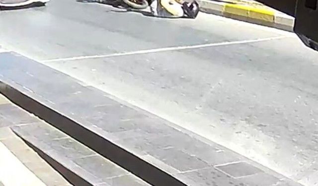 Yayaya çarpmamak için fren yapınca devrilen motosikletteki 2 kişi yaralandı