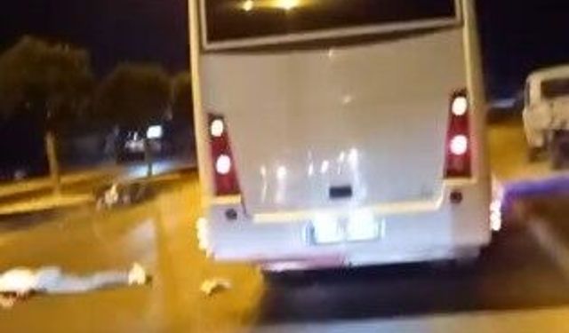 Yol kenarındaki midibüse çarpan motosikletli yaralandı