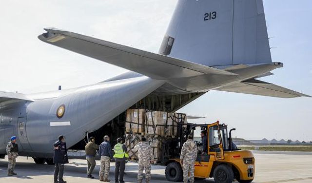 Katar, Türkiye'deki depremzedelere yardım taşıyan 3 uçak daha gönderdi