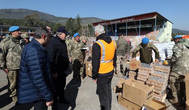 Mehmetçik Hatay'da 15 bin ekmek, 10 bin kişilik yemek dağıtıyor