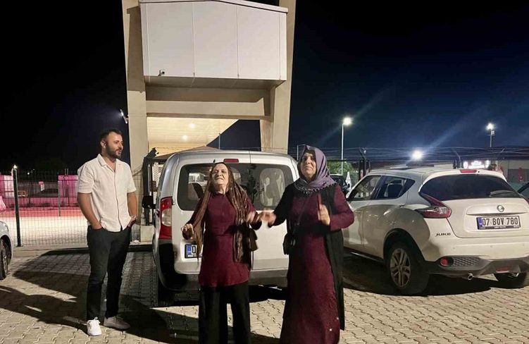İnfaz düzenlemesi yürürlüğe girdi, cezaevi önünde halay çekip yakınlarını beklediler
