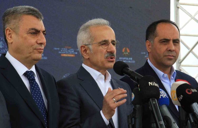 Bakan Uraloğlu duyurdu:'Çeşmeli-Kızkalesi Otoyolunda ilk kısım temmuz ayında açılacak'