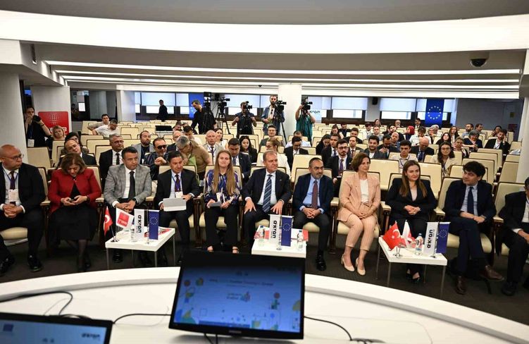 Başkan Seçer: 'Çağdaş belediyecilik anlayışının en önemli aktörlerinden biri gençlerdir'