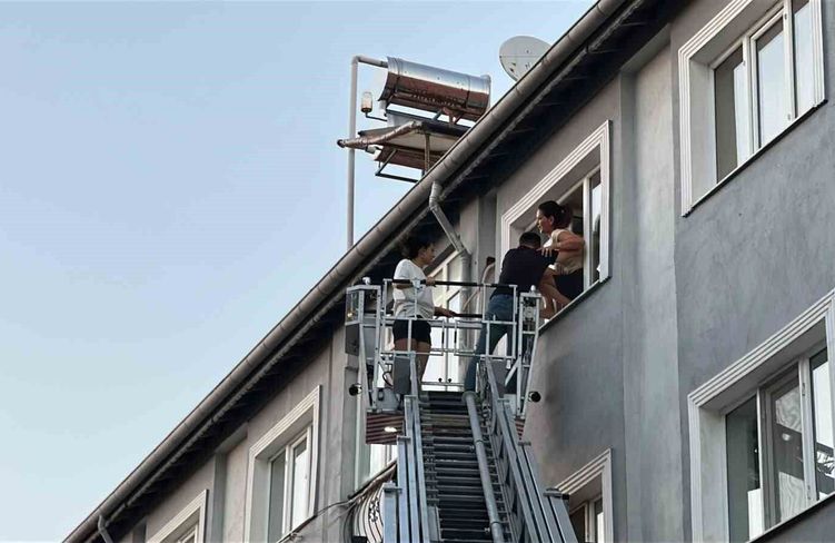 Burdur'da 3 katlı binada çıkan yangında 6 kişi itfaiye ekiplerince kurtarıldı