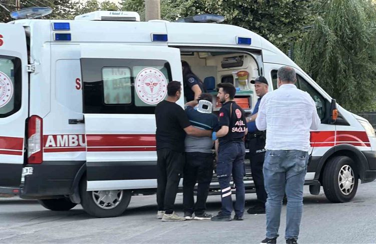 Burdur'da hafif ticari araç ile motosiklet çarpıştı: 1'i ağır 2 yaralı