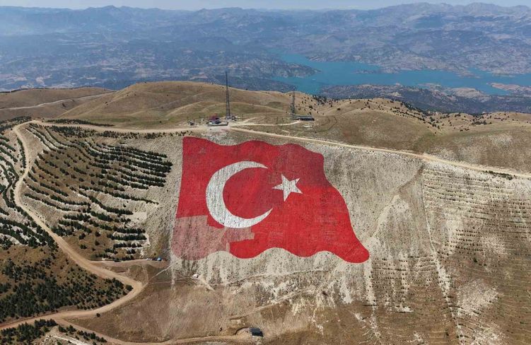 Dünyanın en büyük Türk bayrağı yeniden eski görkemine kavuştu