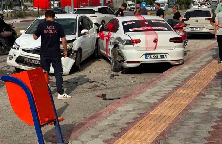 Gelin arabası otomobille çarpıştı: 1 yaralı