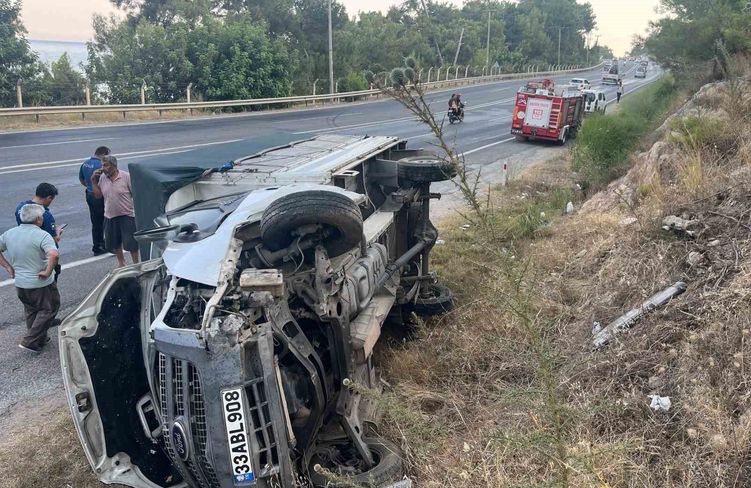 Kamyonet devrildi sürücü yaralı kurtuldu