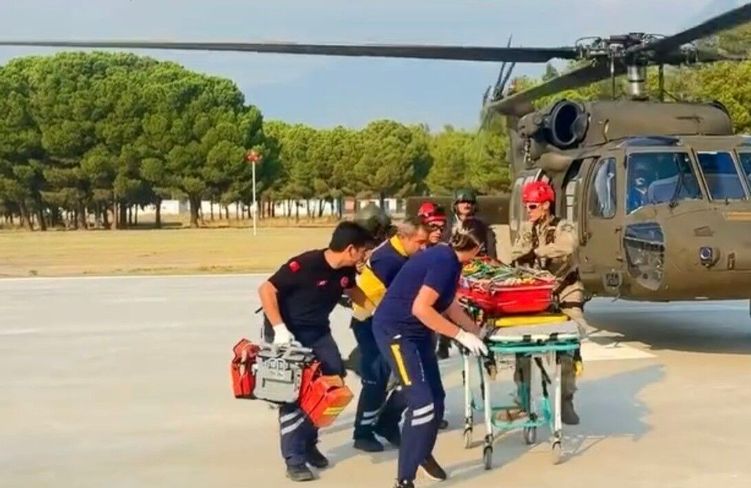 Kayalıklardan düşen doğa yürüyüşçüsü askeri helikopterle kurtarıldı