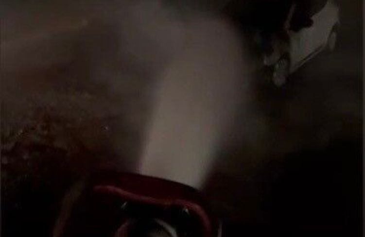 Osmaniye'de otomobilin motor kısmında çıkan yangın söndürüldü