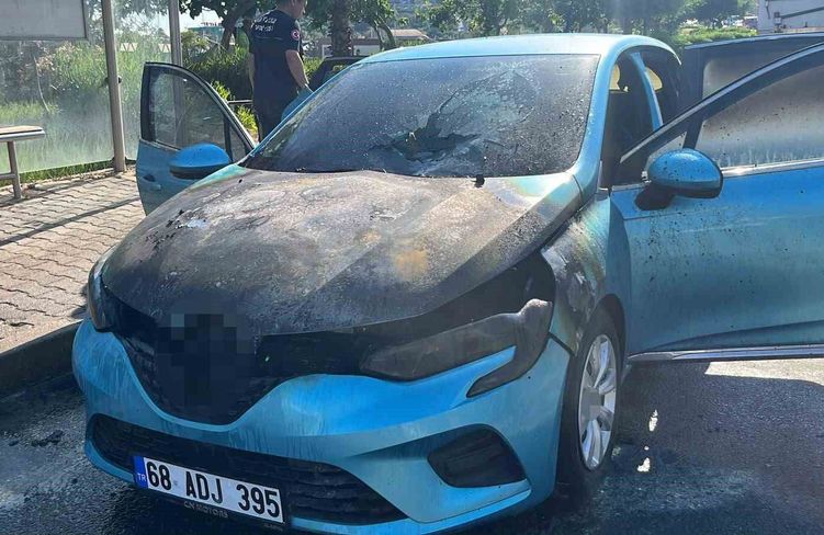 Seyir halindeki otomobil alev aldı, ilk müdahale orman işletme personelinden geldi