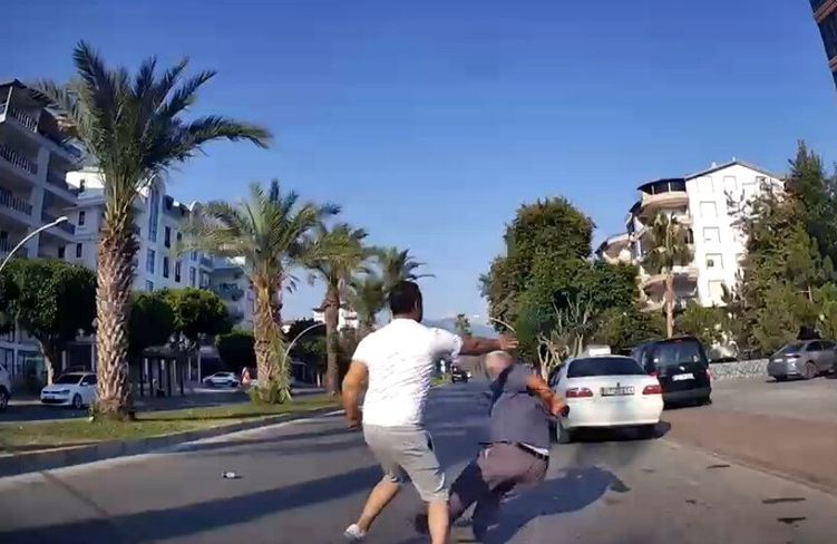 Yaşlı adamın yere düştüğü yumruklu trafik kavgasının yeni görüntüleri ortaya çıktı