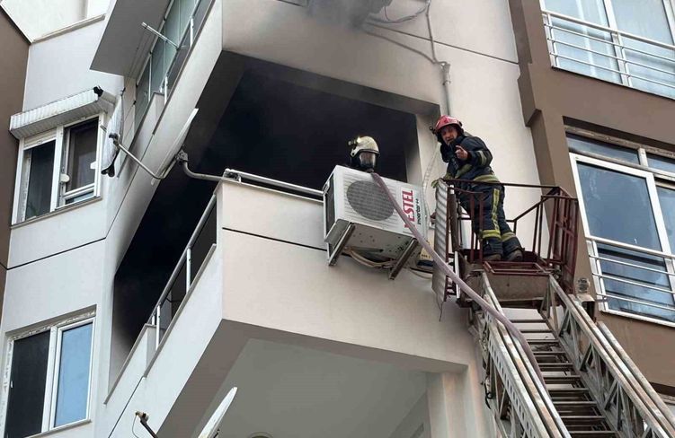 Apartman dairesi yangında kullanılamaz hale geldi