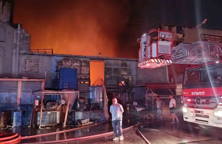 Ayakkabı tabanı üreten fabrika alevlere teslim oldu