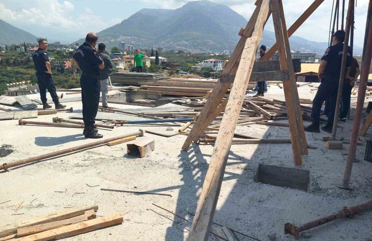 Eşini ve kayınvalidesini bıçaklayan şahıs intihar teşebbüsünü canlı yayınladı