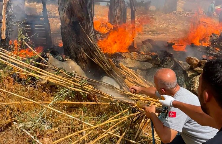 Mersin'de yangına müdahale eden belediye çalışanları ödüllendirildi