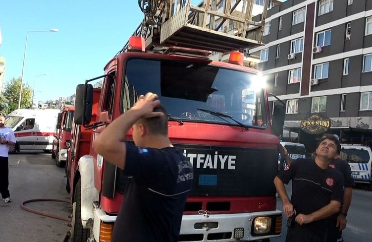 Antalya'da evin mutfağında çıkan yangında evde bulunan 3 kişi dumandan etkilendi