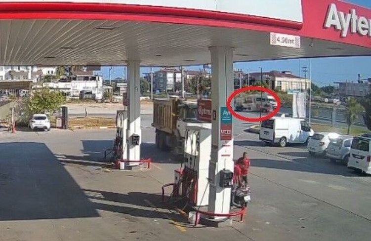 Antalya'da kamyonet ile otomobil çarpıştı