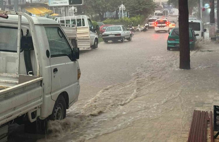 Antalya'da sağanak taşkınlara neden oldu