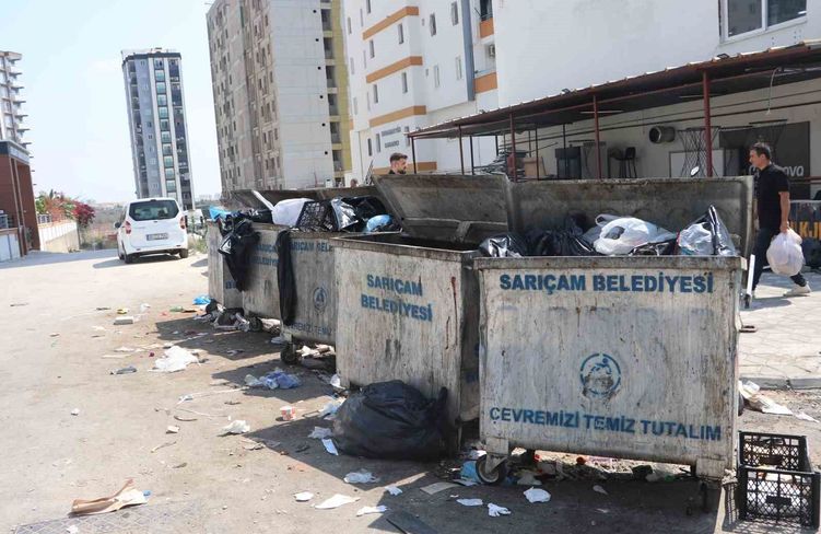 Mahalleliden belediyeye protesto: Çöpleri kendi elleriyle topladılar