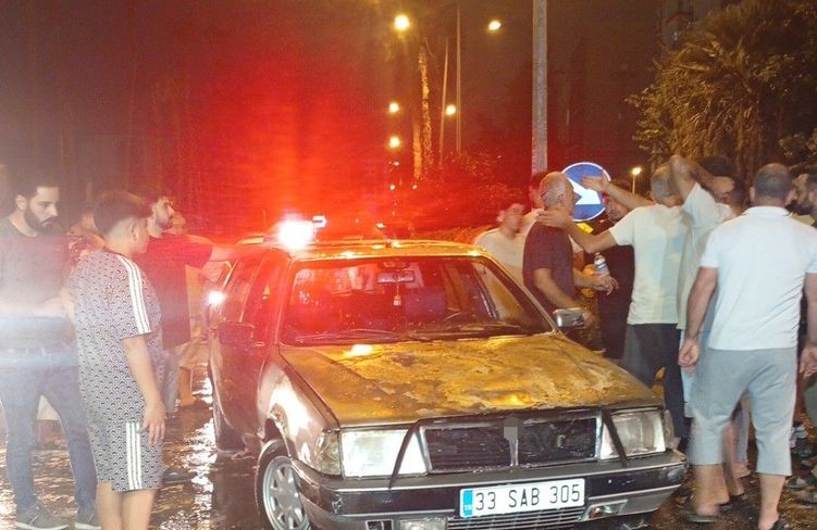 Mersin'de seyir halindeki otomobil alevlere teslim oldu