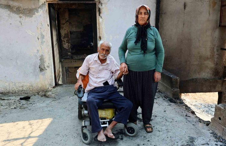 Yangında evleri küle dönen yaşlı çift: 'Bütün hatıralarım yandı'
