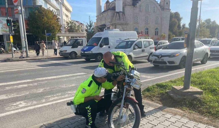 Antalya’da sürücüsünün kaçtığı plakasız motosiklete 7 bin TL ceza