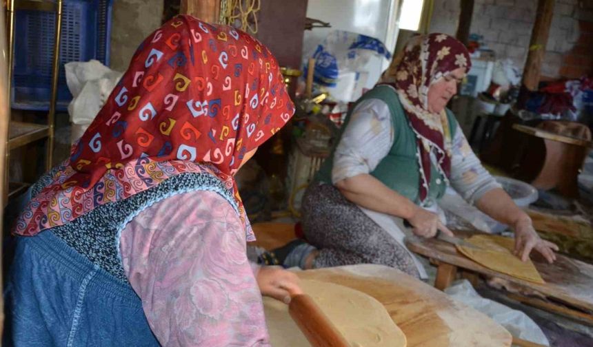 Antalyalı kadınların erişte kesme ve dibek taşında buğday dövme geleneği