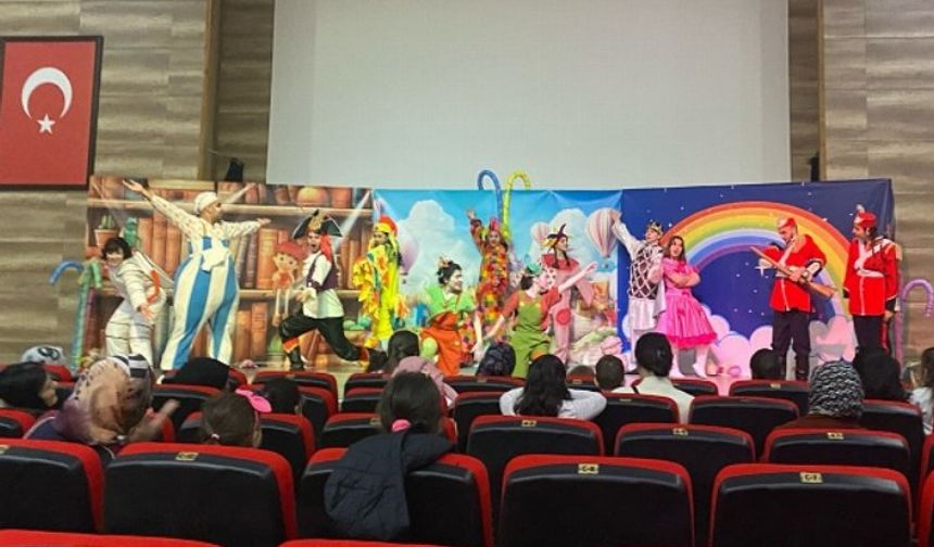 Manisa Büyükşehir Belediyesi Şehir Tiyatrosu perdeyi açtı