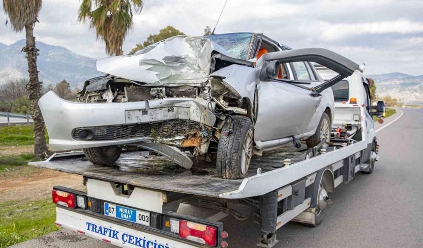 Yoldan çıkan otomobil palmiye ağacına çarptı: 1 ölü, 3 yaralı