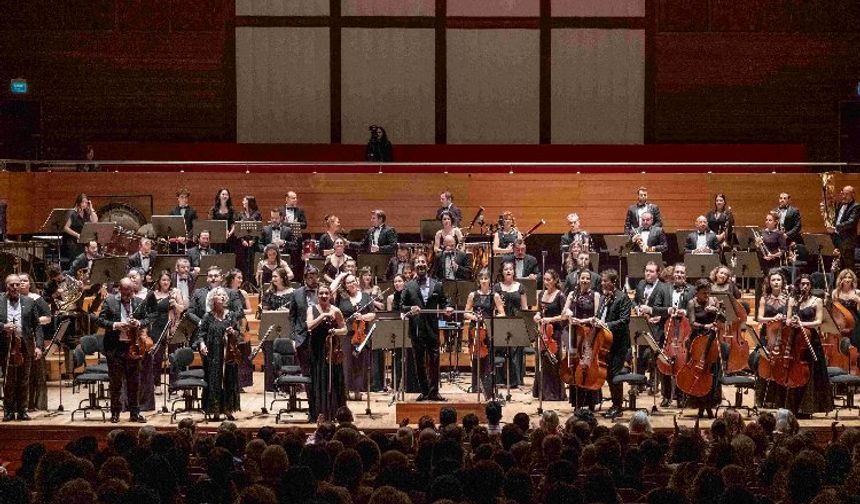 Olten Filarmoni Orkestrası ve Danıel Cıobanu İzmir'i büyüledi