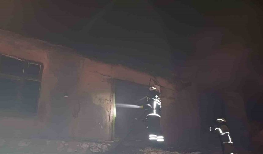 Burdur’da çıkan yangında metruk ev alevlere teslim oldu