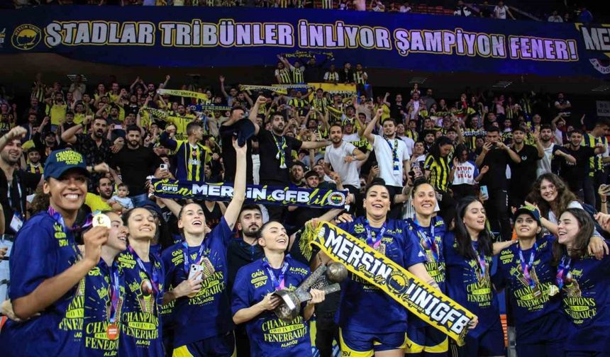 FIBA Kadınlar Euroleague’de şampiyon olan Fenerbahçe kupasını aldı