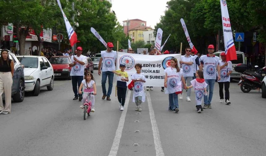 Burdur’da 1 Mayıs Emek ve Dayanışma Günü yürüyüş ve halaylarla kutlandı