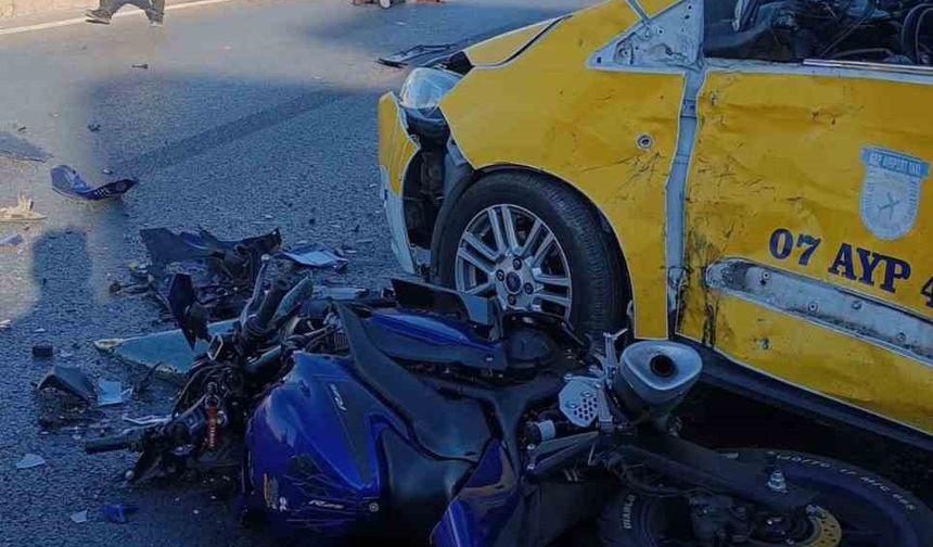 Antalya'da otomobille çarpışan motosikletin sürücüsü hayatını kaybetti