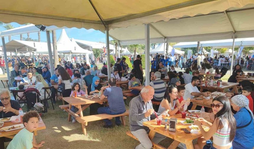 Festivalin en minik ziyaretçisi Adana kebabı ile avutuldu