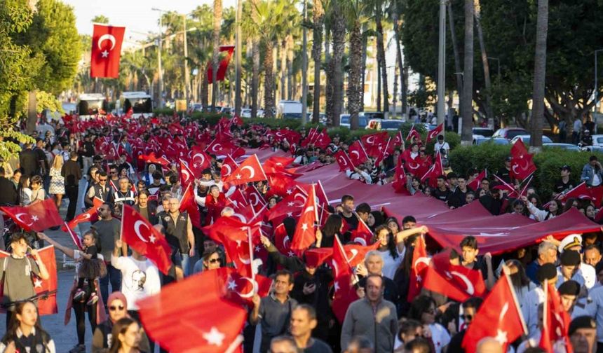 Mersin’de 101 metre uzunluğunda Türk bayrağıyla yürüyüş yapıldı