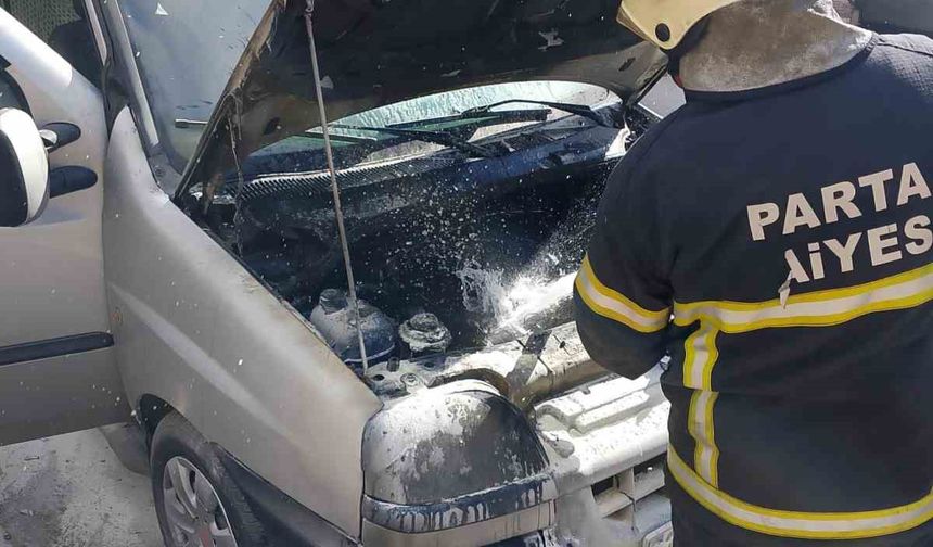 Isparta’da seyir halindeki araç aniden alev aldı