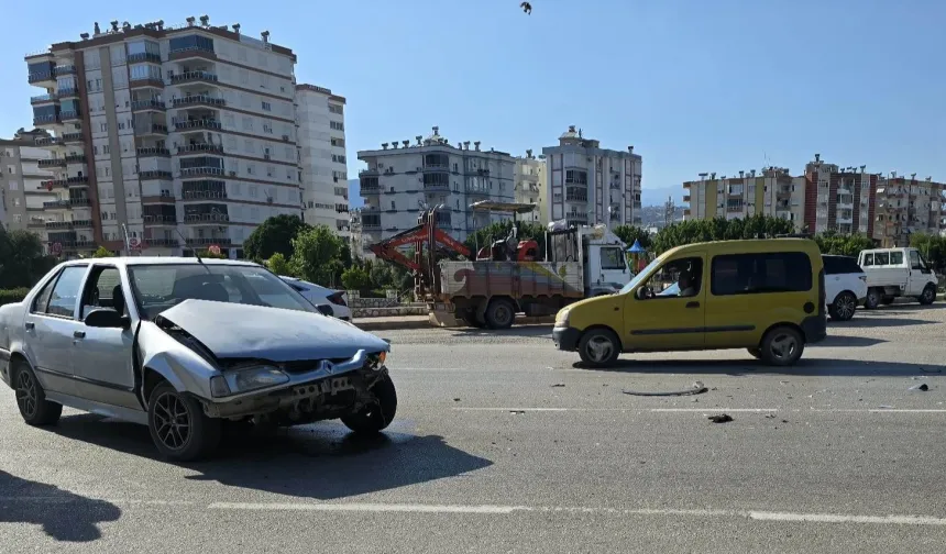 Antalya Kumluca'da trafik kazası: 2 yaralı
