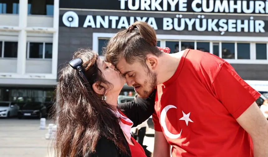 Antalya'da temsili askerlik yapacak engelli bireylere davullu-zurnalı uğurlama