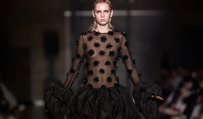 Bakü Fashion Week'te tüm gücüyle 'siyah' sahnede!