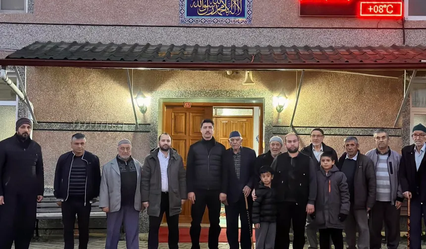 Bilecik Pazaryeri Kaymakamı namazda vatandaşla buluştu
