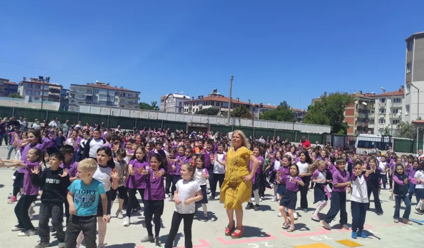 Bursa Mudanya'da öğrenciler öğretmenleriyle zumba yaptı