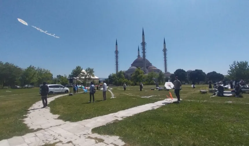 Bursa'dan Filistin ve Doğu Türkistan’a uçurtmalı destek