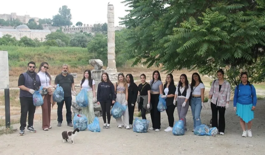 İzmir Efes MYO'dan kültürel miras alanında temizlik