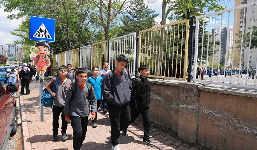 Kayseri Talas'ta okul geçitlerine sevimli uyarıcılar