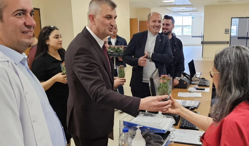 Kocaeli'de Başkan Sezer’den hemşirelere sürpriz kutlama