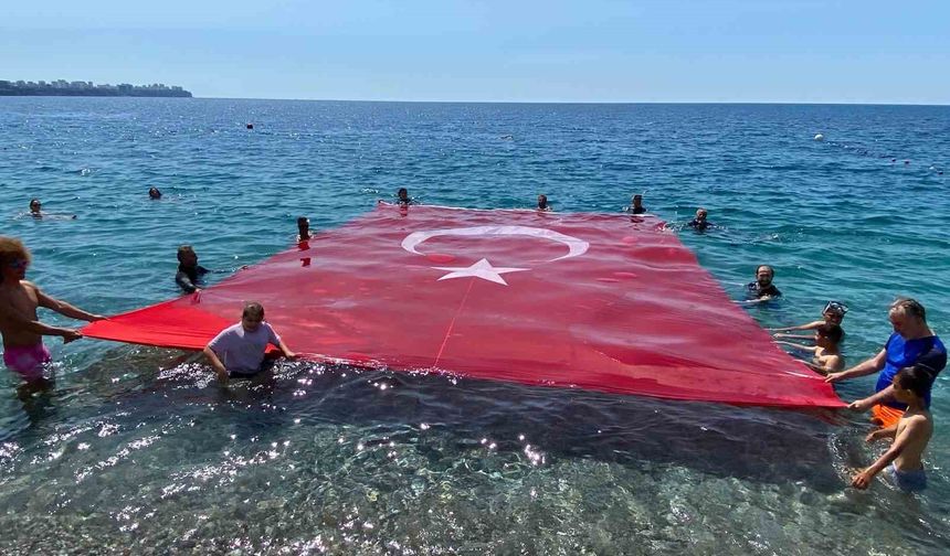 19 Mayıs’ı denizde dev Türk bayrağı açarak kutladılar
