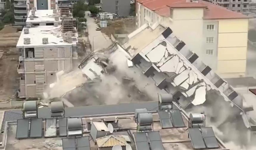 7 katlı bina iş makinesinin darbesiyle kağıt gibi yerle bir oldu
