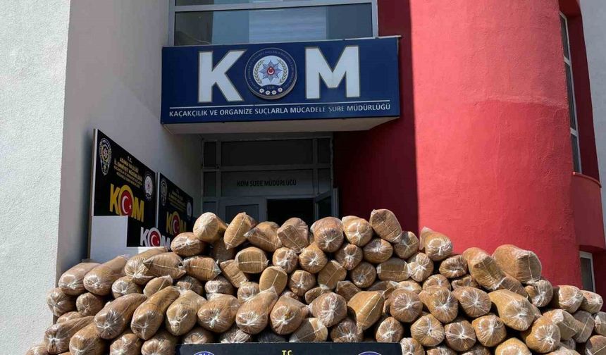 Adana’da 1 tondan fazla kaçak tütün ele geçirildi